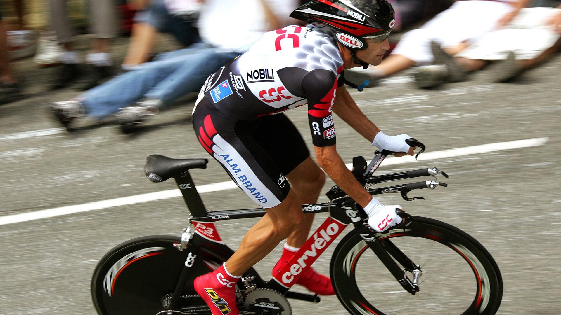 2000年NBA总决赛：湖人靠“魔术师”的表现在关键第七场击败费城76人，夺冠成功。